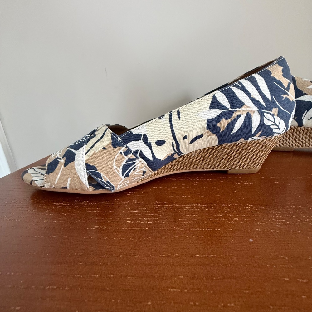 Aerosoles Shipmate Heelrest Wedge Shoes Blue Tan Leaf Print Size 8.5 - Picture 3 of 13